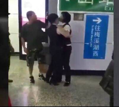 長沙地鐵一男子抽煙被阻止 一巴掌將地鐵女員工抽倒在地