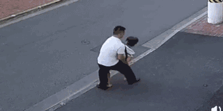 要錢不成男子當街毒打老母親 她卻說未受傷不追究