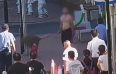 要錢不成男子當街毒打老母親 她卻說未受傷不追究