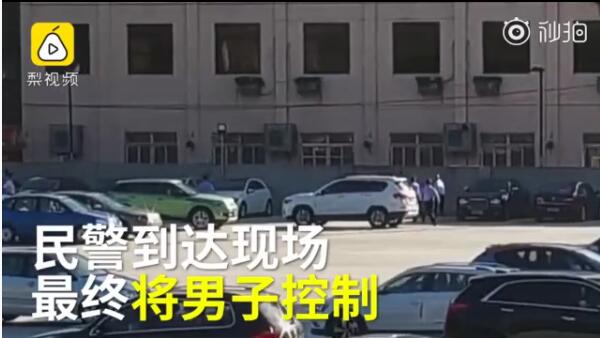 要錢不成男子當街毒打老母親 她卻說未受傷不追究