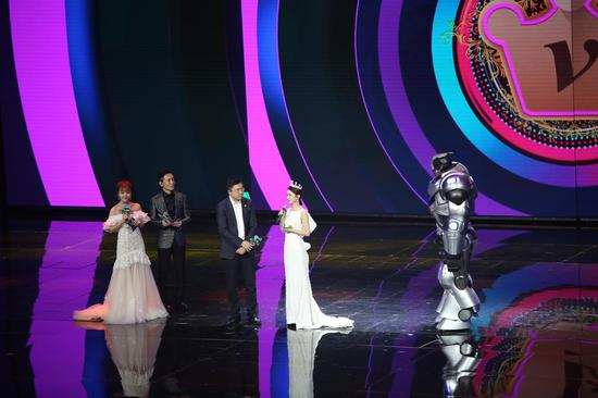 2017年12月2日李詠主持愛奇藝尖叫之夜盛典，這也是他生前最后一次主持。