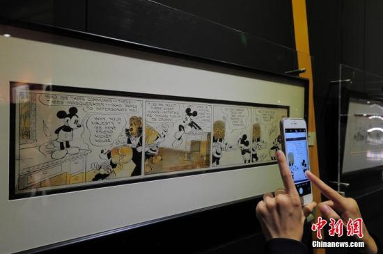12月7日，世界經(jīng)典動漫原畫展在天津西青區(qū)常青藤文化產(chǎn)業(yè)園舉辦。展覽展出了《白雪公主與七個小矮人》、《米老鼠與唐老鴨》、《七龍珠》等200余幅迪士尼經(jīng)典動畫電影和日本動漫的原畫手稿與珍稀賽璐璐動畫底片。圖為觀眾用手機拍攝《米老鼠與唐老鴨》原畫手稿。a target='_blank' href='http://www.chinanews.com/'中新社/a記者 佟郁 攝