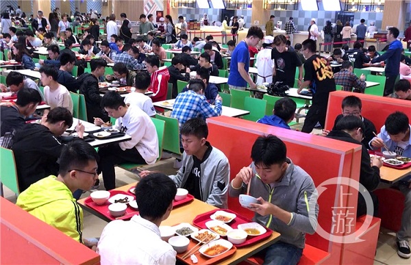 學(xué)生吃飯.jpg