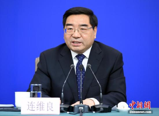 3月6日，十三屆全國人大二次會(huì)議新聞中心舉行記者會(huì)，邀請國家發(fā)展和改革委員會(huì)主任何立峰、副主任寧吉礎(chǔ)⒘維良就“大力推動(dòng)經(jīng)濟(jì)高質(zhì)量發(fā)展”相關(guān)問題回答中外記者提問。圖為連維良答記者問。a target='_blank' href='http://www.chinanews.com/'中新社/a記者 侯宇 攝