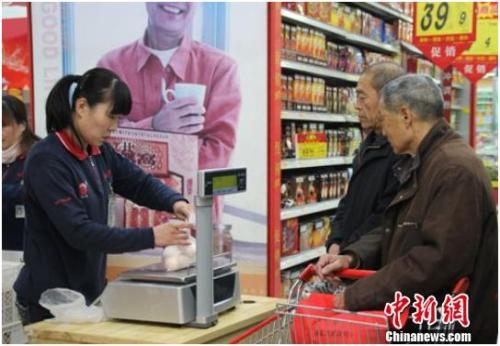 資料圖：在保定市北市區(qū)一家大型超市內(nèi)，促銷員正在為購買雞蛋的市民稱量、打包。李芳華 攝