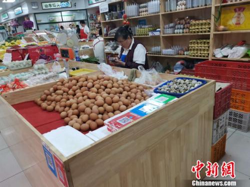 圖為菜市場里賣的雞蛋。 謝藝觀 攝