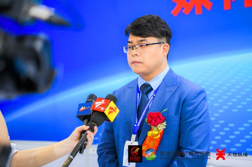 環(huán)博匯國際展覽服務(wù)（深圳）有限公司董事長徐元虎接受記者采訪.jpg