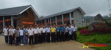 參觀考察團(tuán)在樂(lè)東抱班村考察合影 (2).jpg