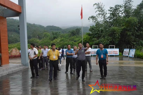 參觀考察團(tuán)聽(tīng)抱班村大學(xué)生村官介紹村里巨變歷程。 (2).jpg