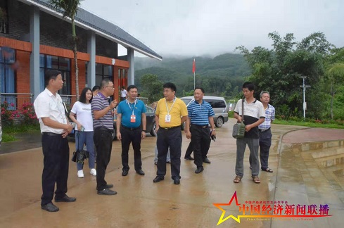 參觀考察團(tuán)聽(tīng)抱班村大學(xué)生村官介紹村里巨變歷程 (2).jpg