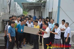 參觀考察團(tuán)研究高產(chǎn)養(yǎng)殖澳洲淡水龍蝦技術(shù)。 (2).jpg