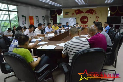 考察團(tuán)成員在農(nóng)場(chǎng)公司座談會(huì)現(xiàn)場(chǎng) (2).jpg