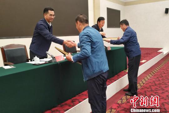 圖為青海省發(fā)展改革委副主任楊光和青海省農業(yè)農村廳副廳長鞏愛岐給成功創(chuàng)建“首批國家農村產業(yè)融合發(fā)展示范園”的青海省三江集團國家農村產業(yè)融合發(fā)展示范園和海北州海晏縣國家農村產業(yè)融合發(fā)展示范園正式授牌。魯丹陽 攝