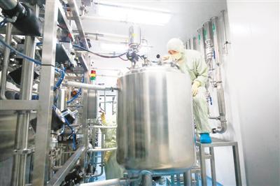 圖為在江蘇省淮安市清浦工業(yè)園區(qū)天士力帝益藥業(yè)，智能無菌生產(chǎn)車間，技術(shù)人員正在通過智能化設(shè)備控制產(chǎn)品生產(chǎn)。 王 昊攝（人民視覺）