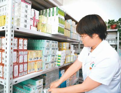 近年來，陜西省西安市積極推進(jìn)醫(yī)聯(lián)體建設(shè)，全市已建成涵蓋80所二級(jí)醫(yī)療機(jī)構(gòu)和140所基層醫(yī)療機(jī)構(gòu)的醫(yī)聯(lián)體46個(gè)，形成了上下聯(lián)動(dòng)的分級(jí)診療就醫(yī)模式。圖為5月21日，醫(yī)護(hù)人員在陜西省西安市國際港務(wù)區(qū)新筑社區(qū)衛(wèi)生服務(wù)中心為患者取藥。
新華社記者 張博文攝