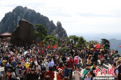 資料圖：10月2日，黃山玉屏樓前游人如織。葛旭芳 攝