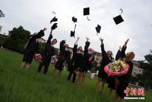 圖為留學(xué)生拋帽子慶祝畢業(yè)。a target='_blank' href='http://www.chinanews.com/'中新社/a發(fā) 趙琳露 攝