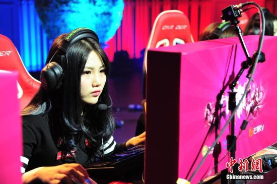 據(jù)了解，《英雄聯(lián)盟》電競女神挑戰(zhàn)賽是國內首個女子電競賽事。參加比賽的女子戰(zhàn)隊有的來自于民間，有的來自俱樂部，有的來自于游戲直播平臺。賽程將采用小組積分賽+淘汰賽的混合賽制，16支隊伍先分為4個小組，在隊內進行積分賽。每個小組產(chǎn)生2名優(yōu)勝隊伍，進入8強的爭奪戰(zhàn)，最后通過淘汰賽角逐決出冠軍。 a target='_blank' href='http://www.chinanews.com/'中新社/a發(fā) 鐘鑫旺 攝 圖片來源：CNSPHOTO