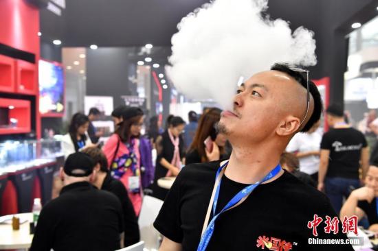 資料圖：煙民使用電子煙吐霧。 a target='_blank' href='http://www.chinanews.com/'中新社/a記者 陳文 攝