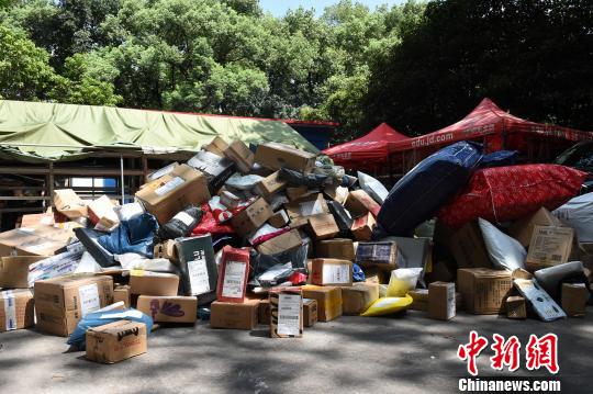 圖為重慶高?？爝f點包裹堆積如山。周毅 攝