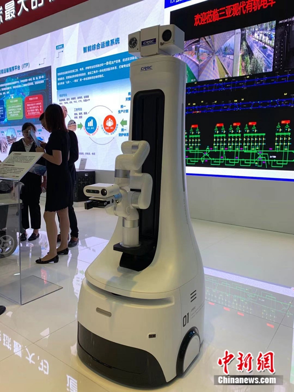 軌博會上展示的智能巡檢機(jī)器人。 魯毅 攝