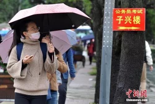 資料圖：考生在尋找考場(chǎng)。張斌 攝