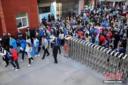 資料圖：山西太原一國(guó)考考點(diǎn)，考生準(zhǔn)備進(jìn)入考場(chǎng)。武俊杰 攝