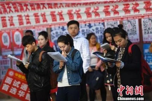 資料圖：山西太原，參加公務(wù)員考試的考生走進(jìn)考點(diǎn) 韋亮 攝
