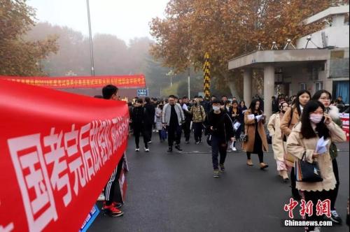 資料圖：考生走出考場(chǎng) a target='_blank' href='http://www.chinanews.com/'中新社/a記者 王中舉 攝