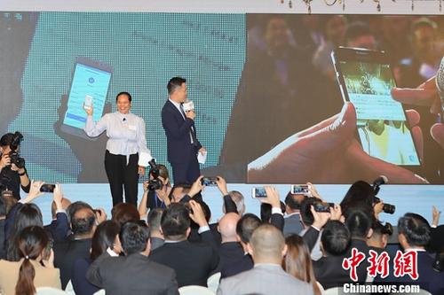 2018年6月25日，全球首個(gè)基于區(qū)塊鏈的電子錢包跨境匯款服務(wù)在香港上線。a target='_blank' href='http://www.chinanews.com/'中新社/a記者 謝光磊 攝