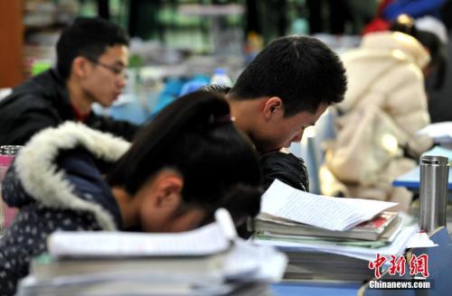 學子為考研緊張復習。a target='_blank' href='http://www.chinanews.com/'中新社/a記者 張斌 攝