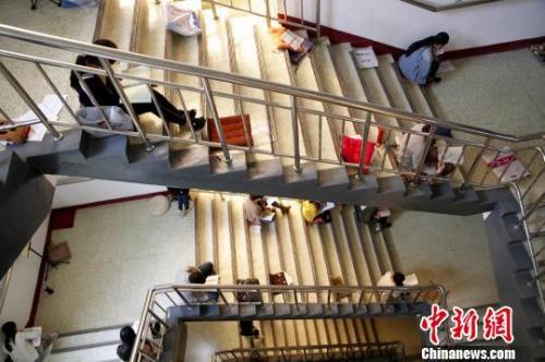 圖為考研生坐在樓梯上專心背誦。孫宏瑗 攝