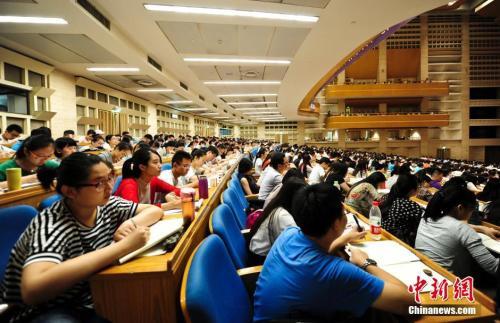 考生們參加考研培訓班，備戰(zhàn)考研。a target='_blank' href='http://www.chinanews.com/'中新社/a記者 張勇 攝