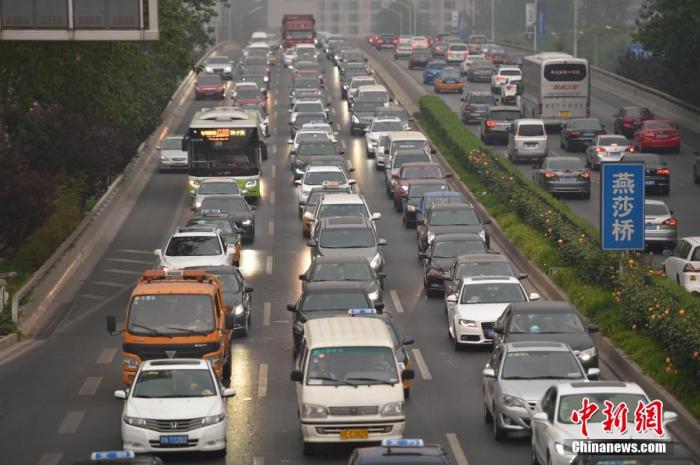 北京東三環(huán)主路。a target='_blank' href='http://www.chinanews.com/' 中新網(wǎng)/a記者 金碩 攝
