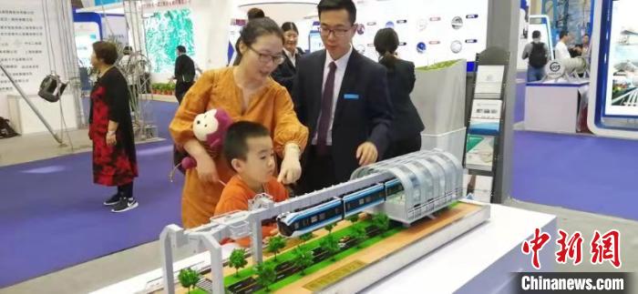 圖為，空軌列車亮相橋博會 孫強 攝