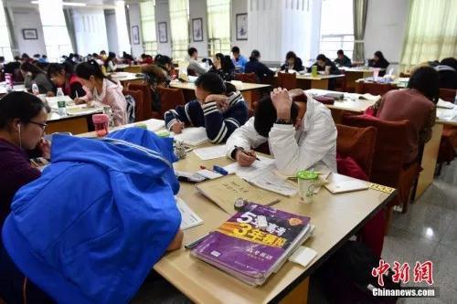 資料圖：昆明中小學生在圖書館自習室內(nèi)寫作業(yè)。a target='_blank' href='http://www.chinanews.com/'中新社/a記者 任東 攝
