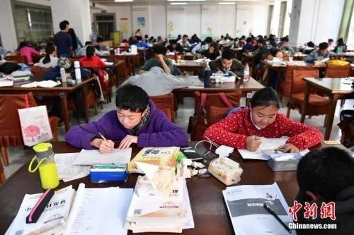 資料圖：昆明中小學生在圖書館自習室內(nèi)寫作業(yè)。a target='_blank' href='http://www.chinanews.com/'中新社/a記者 任東 攝