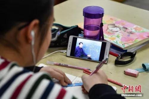 資料圖：昆明中小學生在圖書館自習室內(nèi)寫作業(yè)。a target='_blank' href='http://www.chinanews.com/'中新社/a記者 任東 攝
