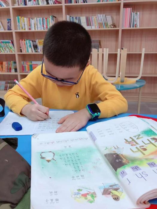 正在做作業(yè)的兜兜 受訪者供圖