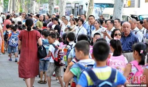 資料圖：學校門口，家長接孩子 a target='_blank' href='http://www.chinanews.com/'中新社/a發(fā) 張暢 攝