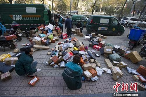 資料圖：雙十一臨近，快遞員也忙碌起來。 a target='_blank' href='http://www.chinanews.com/'中新社/a記者 張云 攝