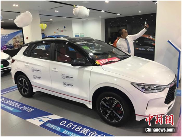 汽車搬到網(wǎng)上賣。圖片來源：淘寶直播