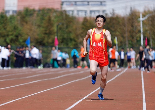 第一部分配圖1：南京分行2019年秋季運(yùn)動(dòng)會(huì)，南通分行施雪峰行長(zhǎng)領(lǐng)跑4X100米.jpg