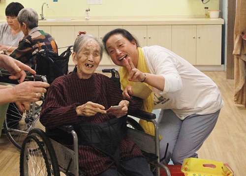 第三部分配圖1：現(xiàn)年88歲高齡的烈士遺屬朱水英愉快地接受了民生銀行的慰問(wèn)金和物資，露出了幸福的笑容.JPG
