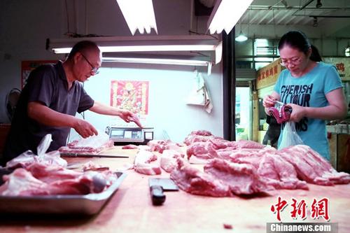資料圖：民眾于菜市場內(nèi)購買豬肉 a target='_blank' href='http://www.chinanews.com/'中新社/a記者 張遠(yuǎn) 攝