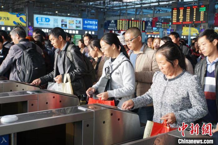  資料圖：鐵路旅客憑有效購票身份證件原件進站乘車。 楊華 攝