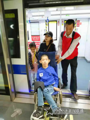 （從左至右：深圳天使家園理事長高利利，深圳天使家園總干事駱洋，全國腦癱康復(fù)社會協(xié)作辦公室主任王芳，壹基金項目總監(jiān)魏明濤，壹基金合作發(fā)展部主任丁干，于11月30日共同見證“2019城市無障礙公益倡導(dǎo)活動”深圳主會場啟動儀式。） (2).png