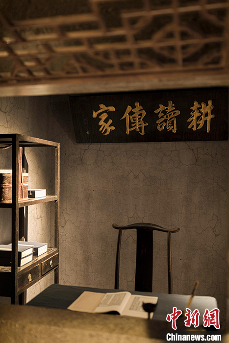 展覽現(xiàn)場“童試”空間中的茅草屋實景。展方供圖