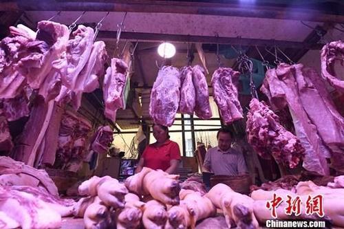 資料圖：農(nóng)貿(mào)市場內(nèi)，商販正在擺放豬肉。a target='_blank' href='http://www.chinanews.com/'中新社/a記者 陳超 攝