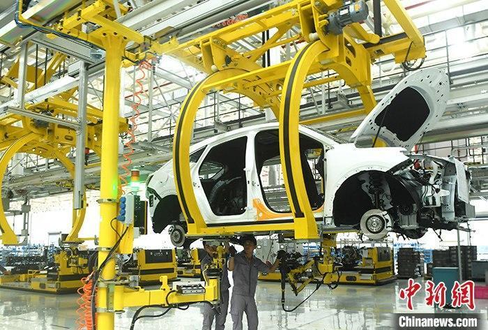 資料圖：汽車生產(chǎn)車間內的工作人員正在組裝車輛。 a target='_blank' href='http://www.chinanews.com/'中新社/a記者 陳超 攝
